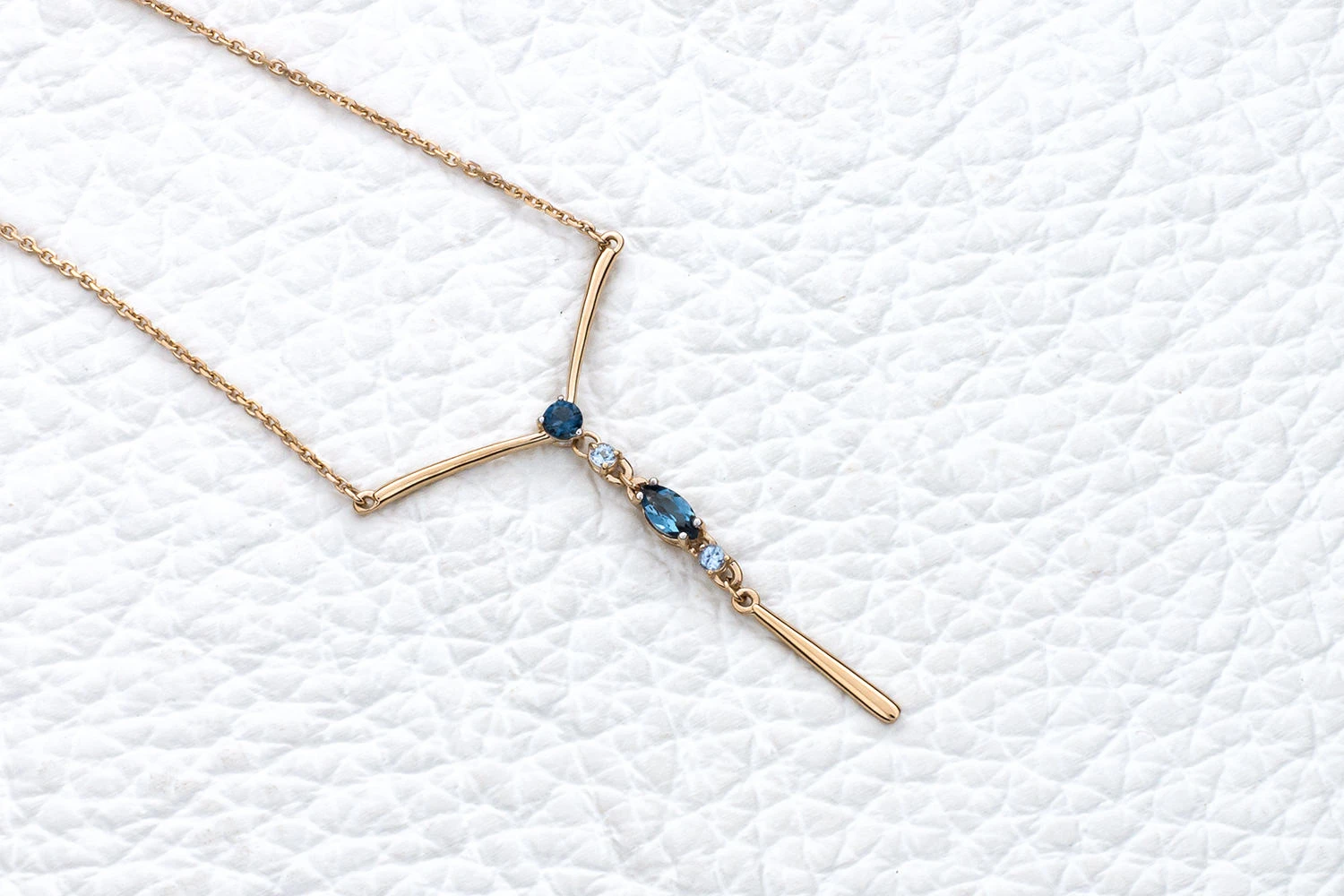 Колье из красного золота с 2 топазами лондон и 2 топазами swiss