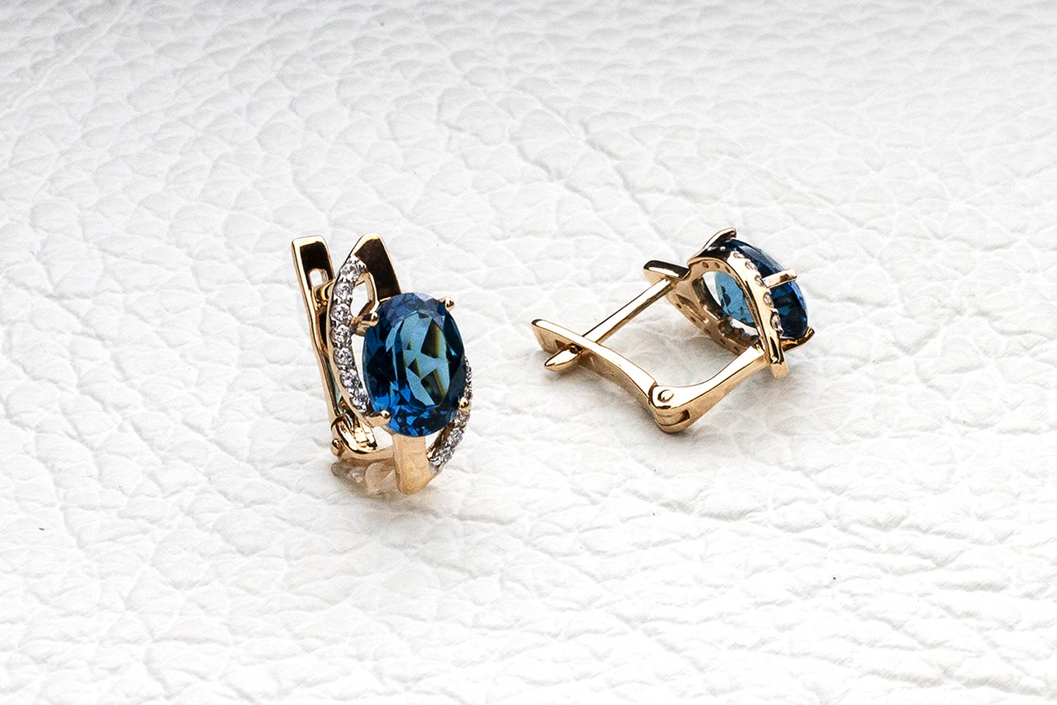 Серьги из красного золота с 2 кварцами и 28 фианитами