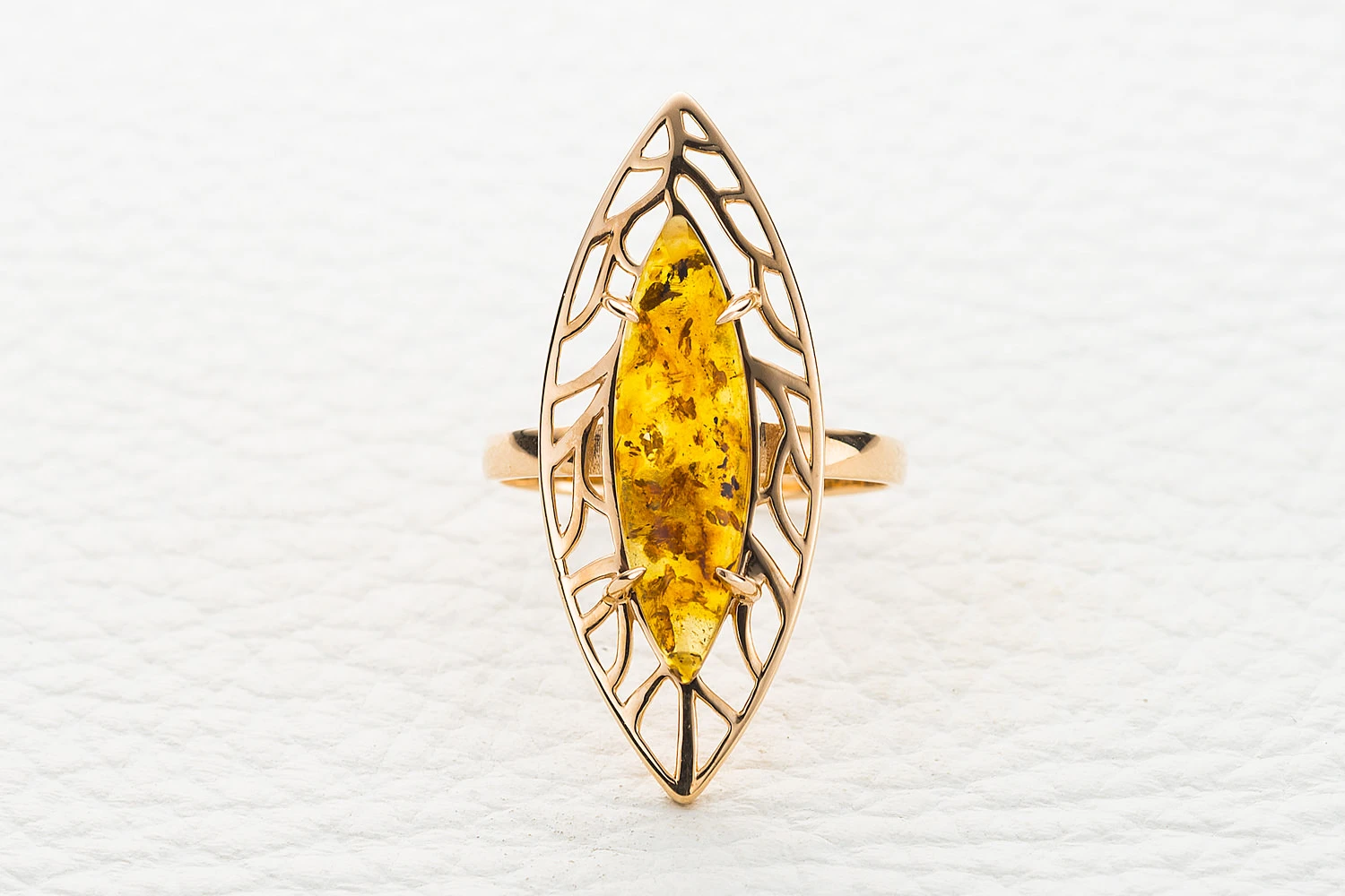 Кольцо из красного золота с янтарём