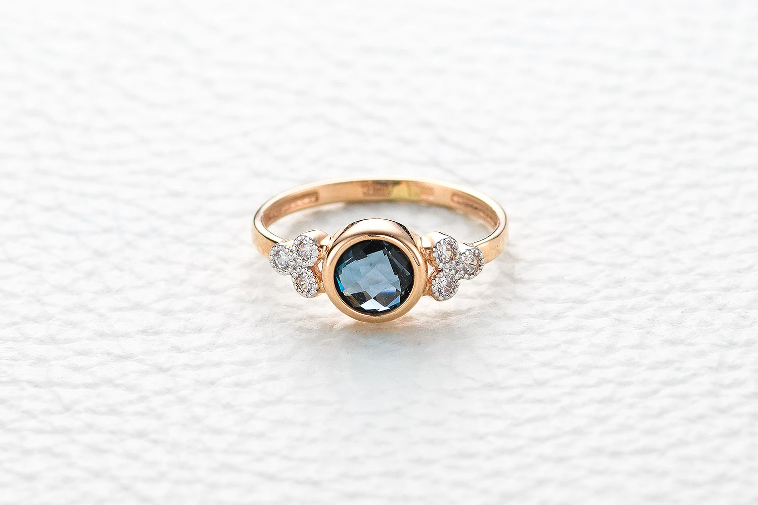 Кольцо из красного золота с топазом лондон и 6 фианитами