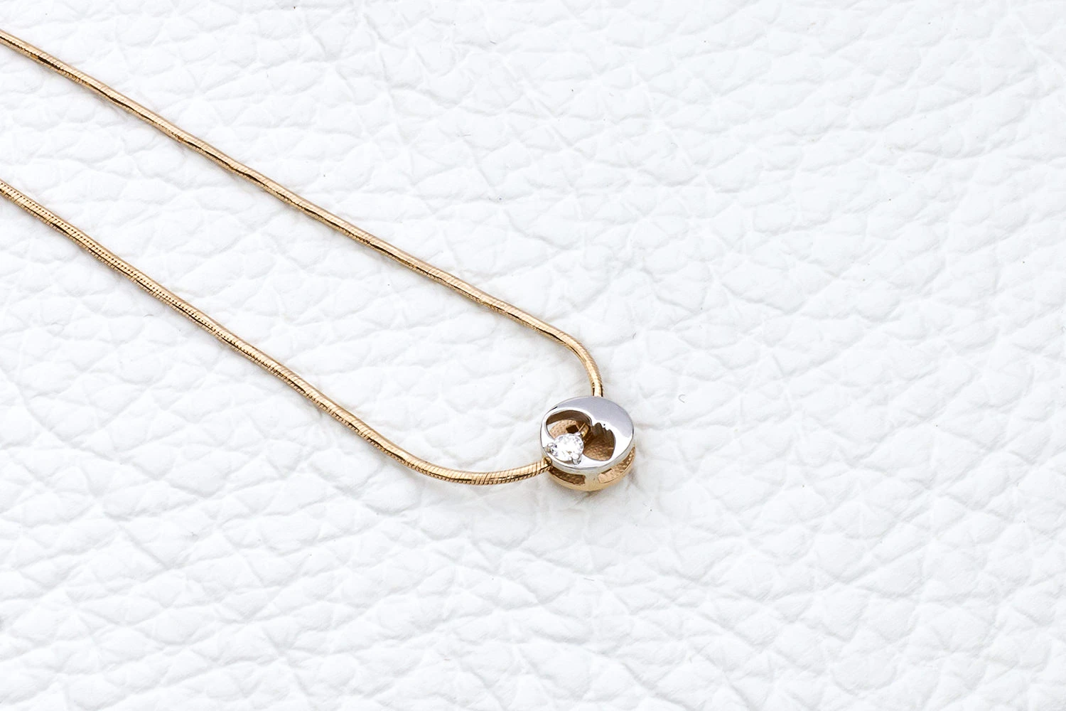 Колье из красного золота с бриллиантом