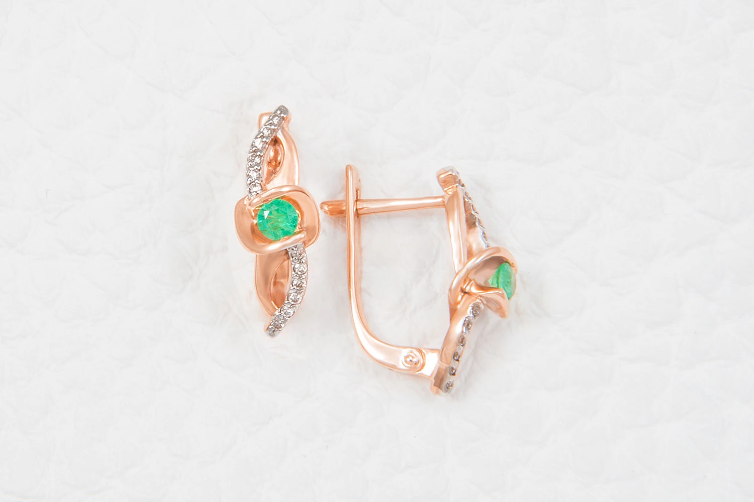 Серьги из красного золота с 2 изумрудами и 24 бриллиантами