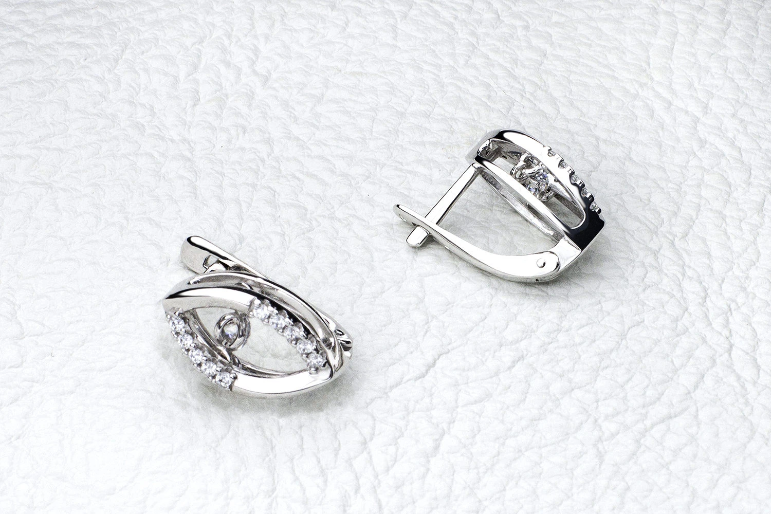 Серьги из белого золота с 22 фианитами