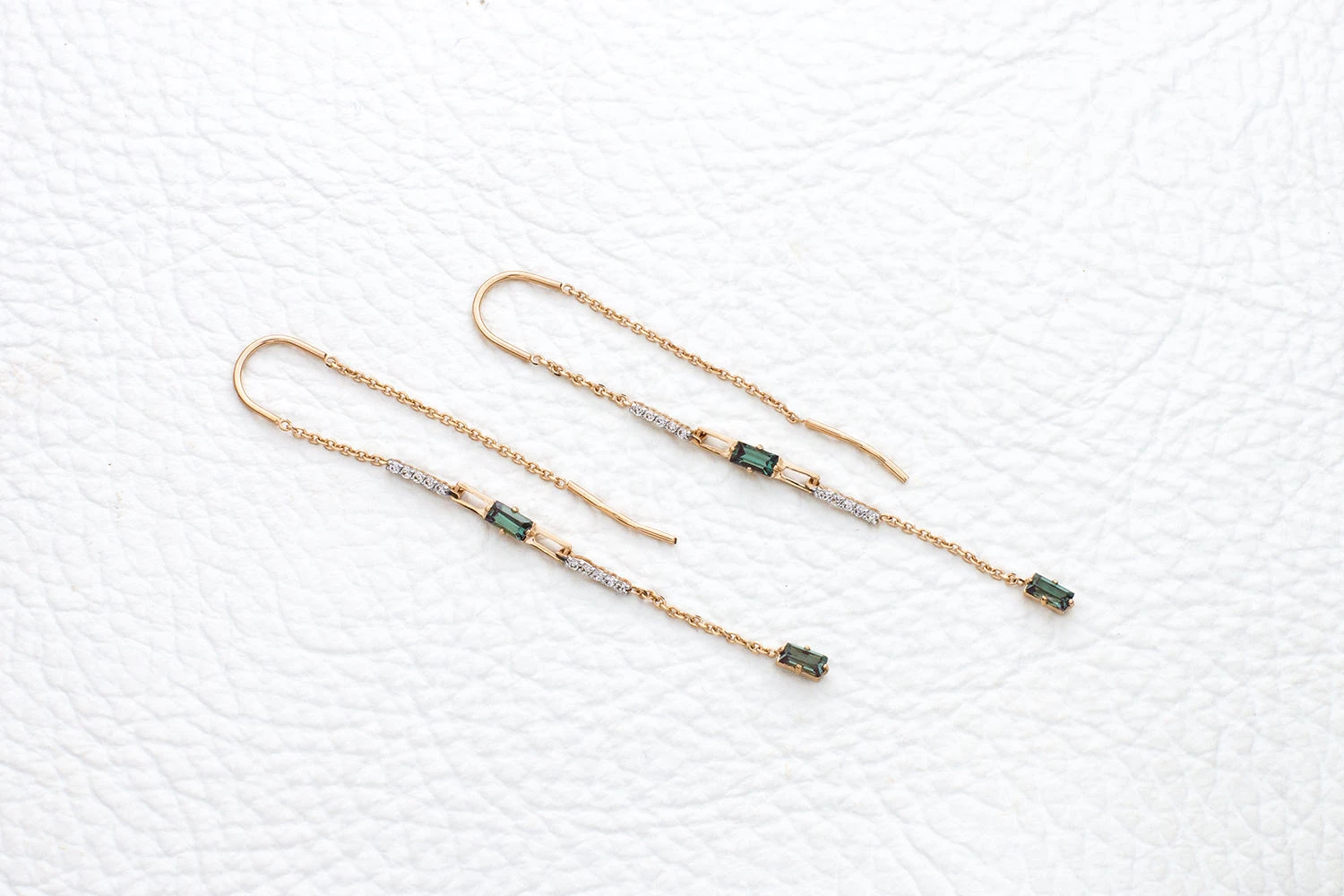 Серьги-продёвки из красного золота с 4 александритами и 20 бриллиантами