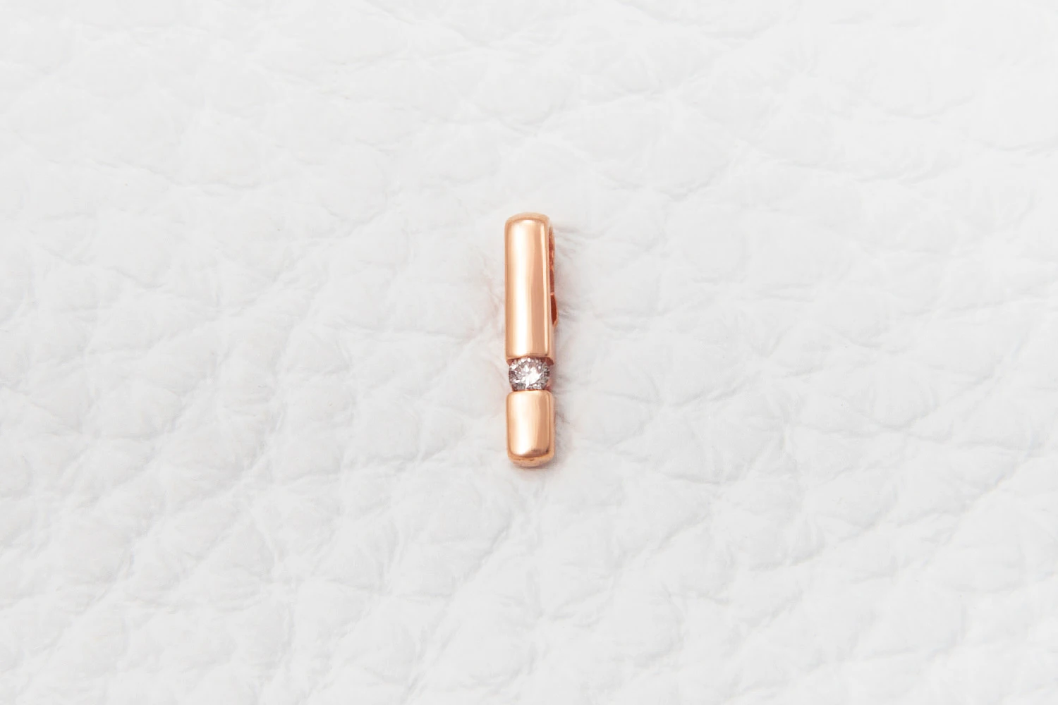 Подвеска из красного золота с бриллиантом