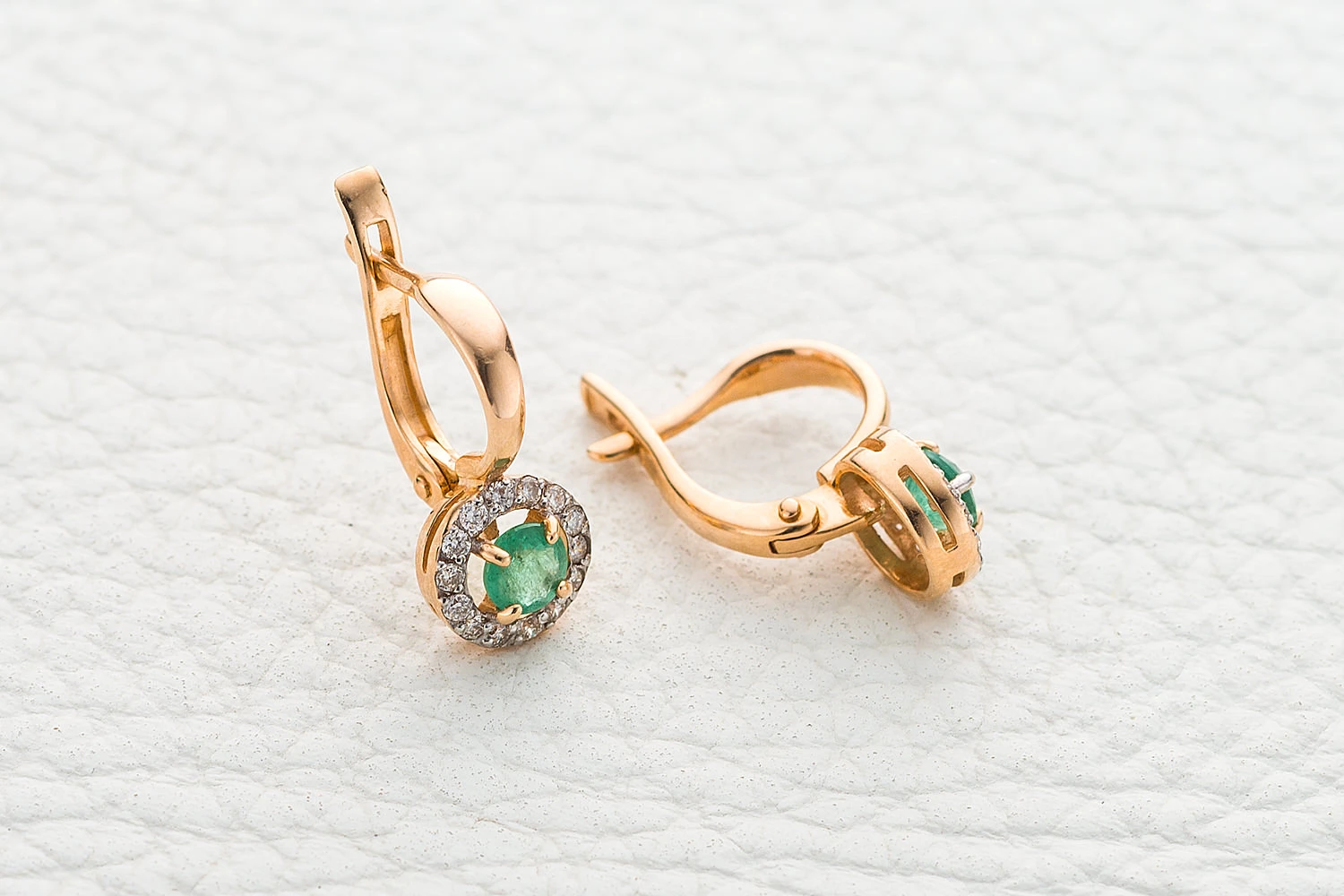 Серьги из красного золота с 2 изумрудами и 28 бриллиантами