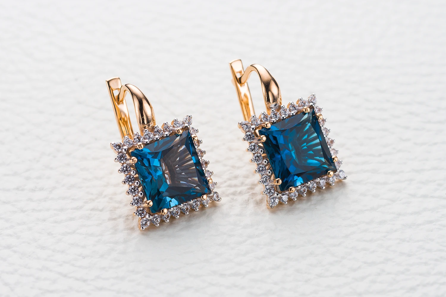 Серьги из красного золота с 2 топазами лондон и 56 фианитами