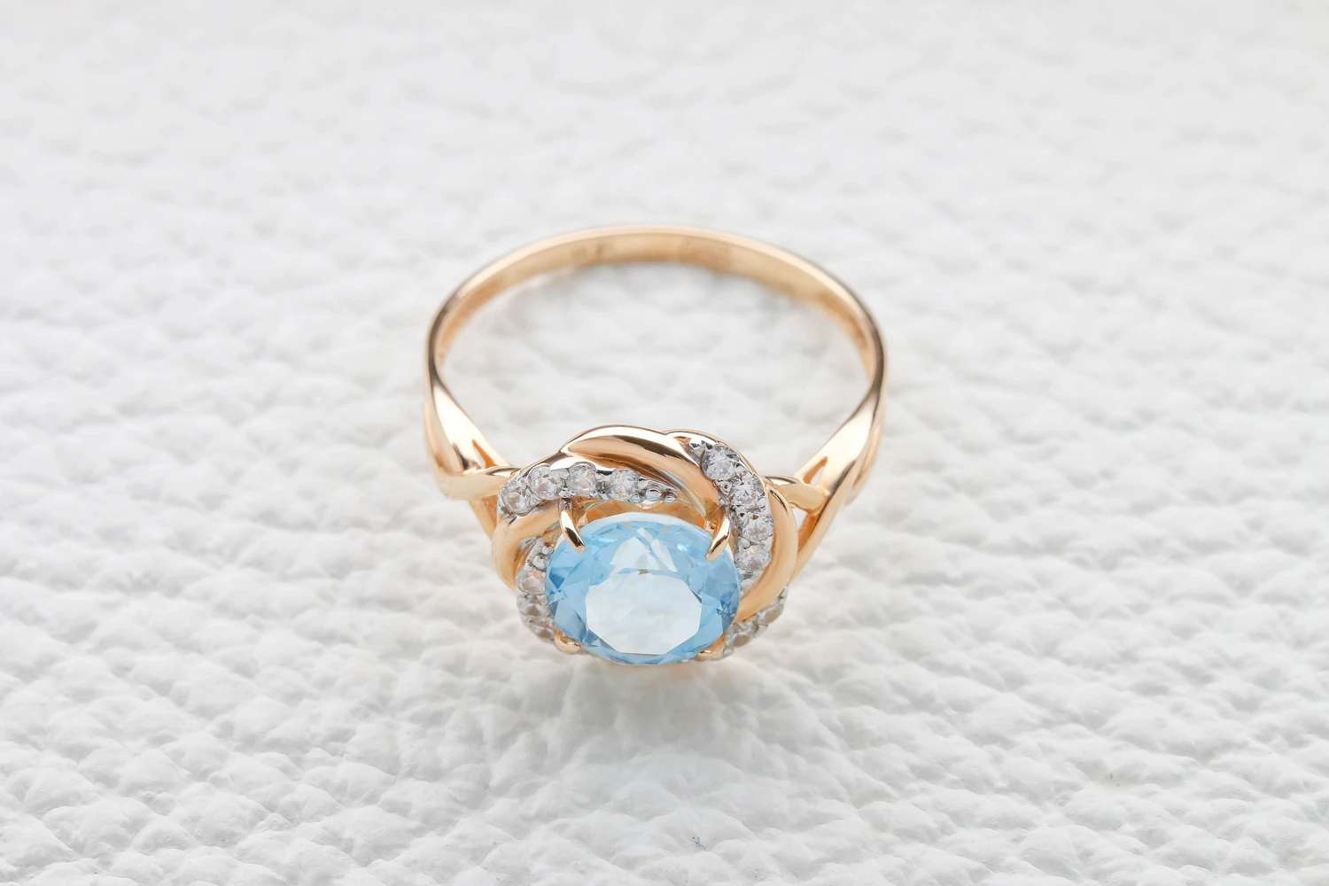 Кольцо из красного золота с топазом sky и 16 фианитами