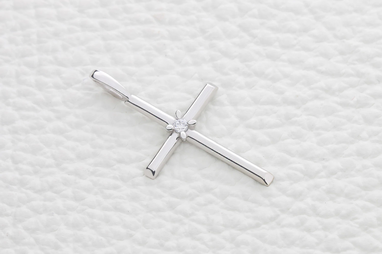 Крест из белого золота с фианитом