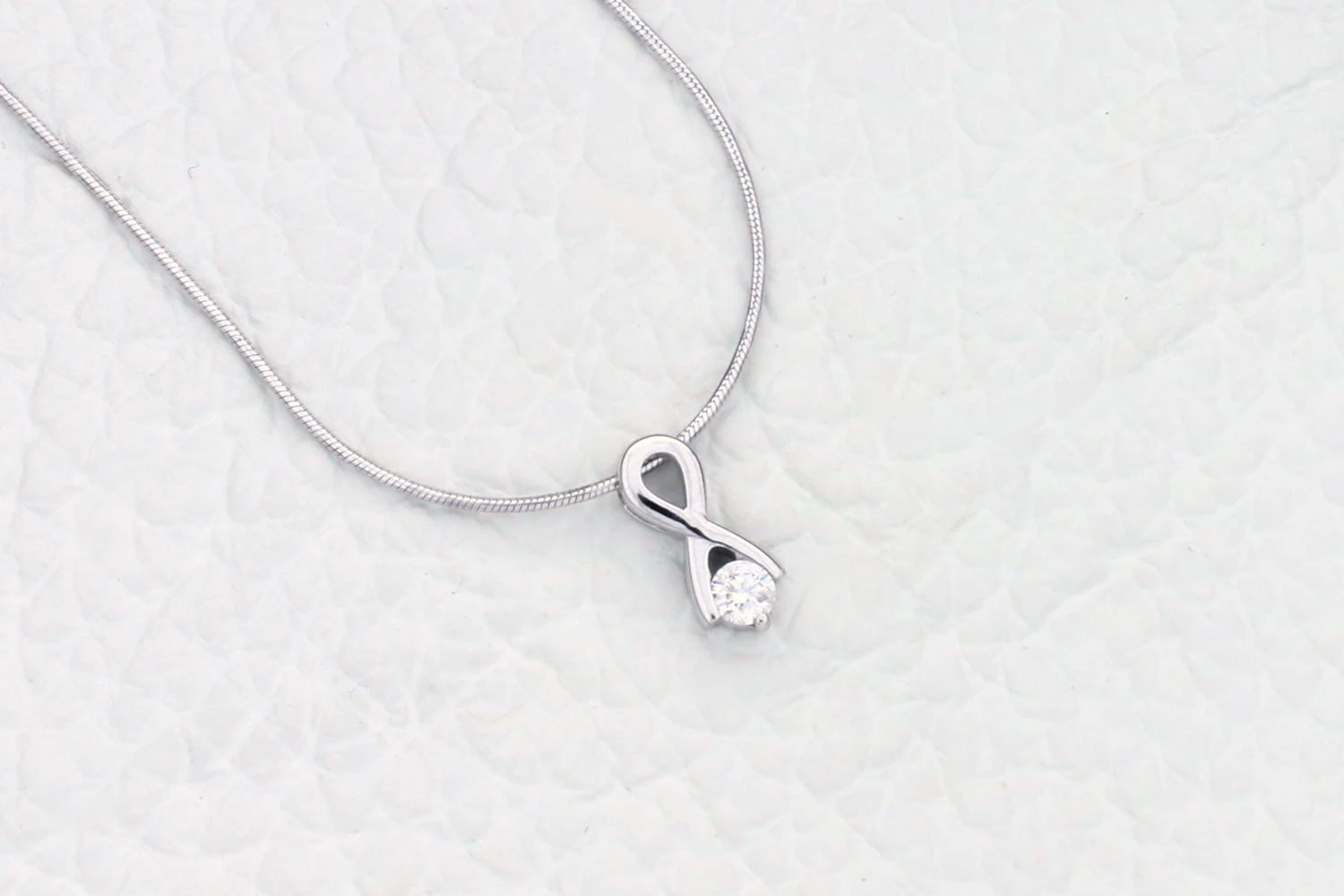 Колье Бесконечность из белого золота с бриллиантом