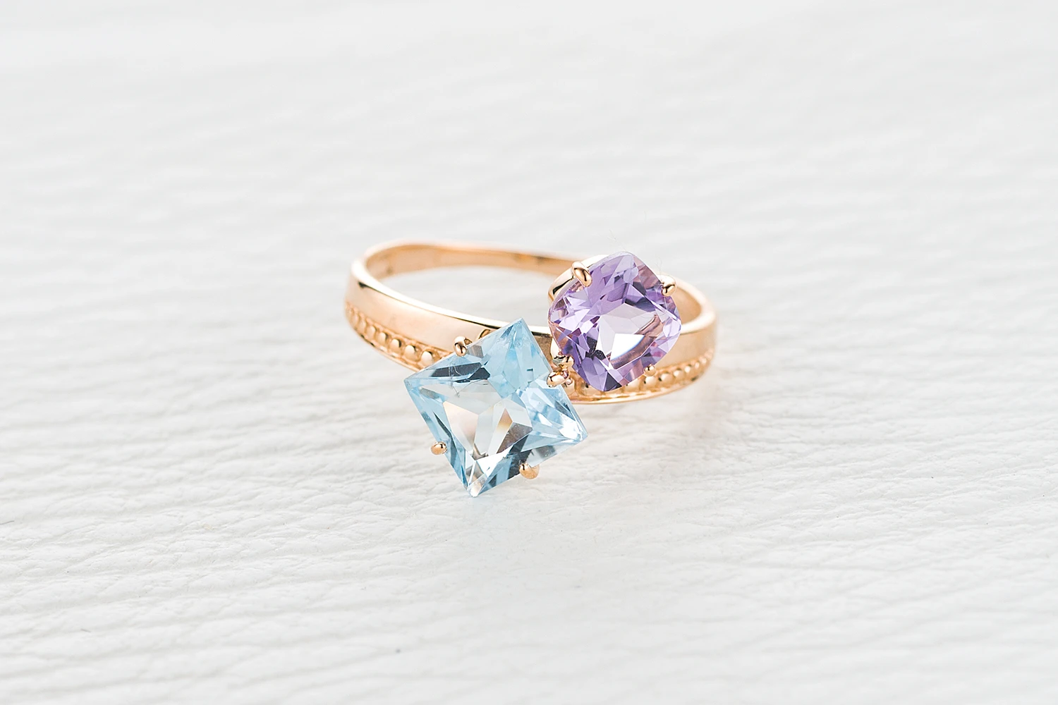 Кольцо из красного золота с топазом sky и аметистом