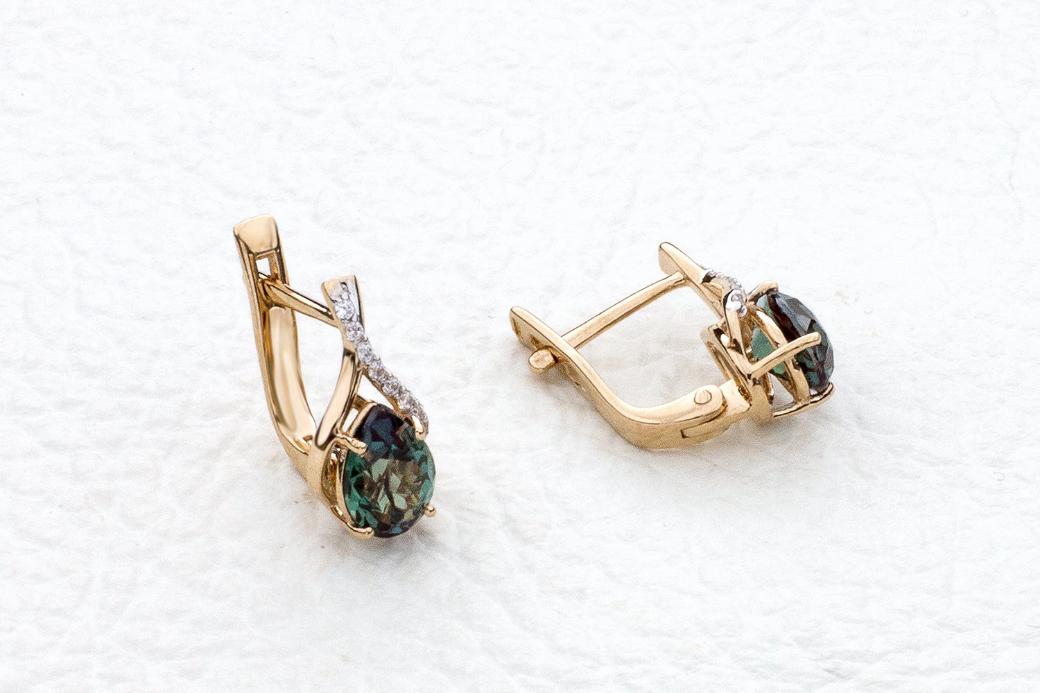 Серьги из красного золота с 2 александритами и 16 фианитами