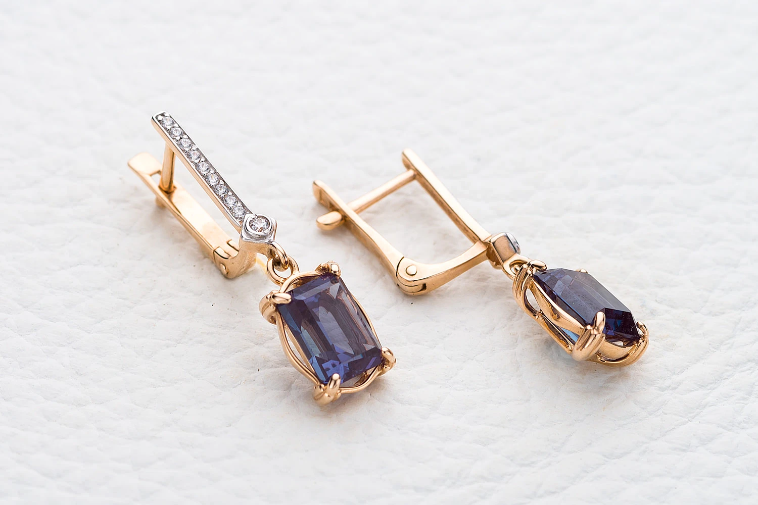 Серьги из красного золота с 2 александритами и 20 фианитами