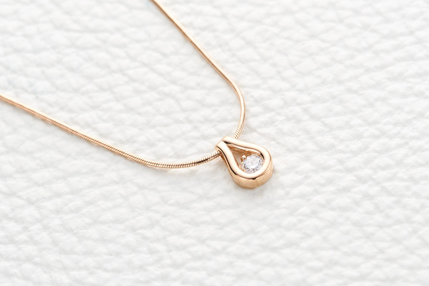 Колье Капля из красного золота с бриллиантом