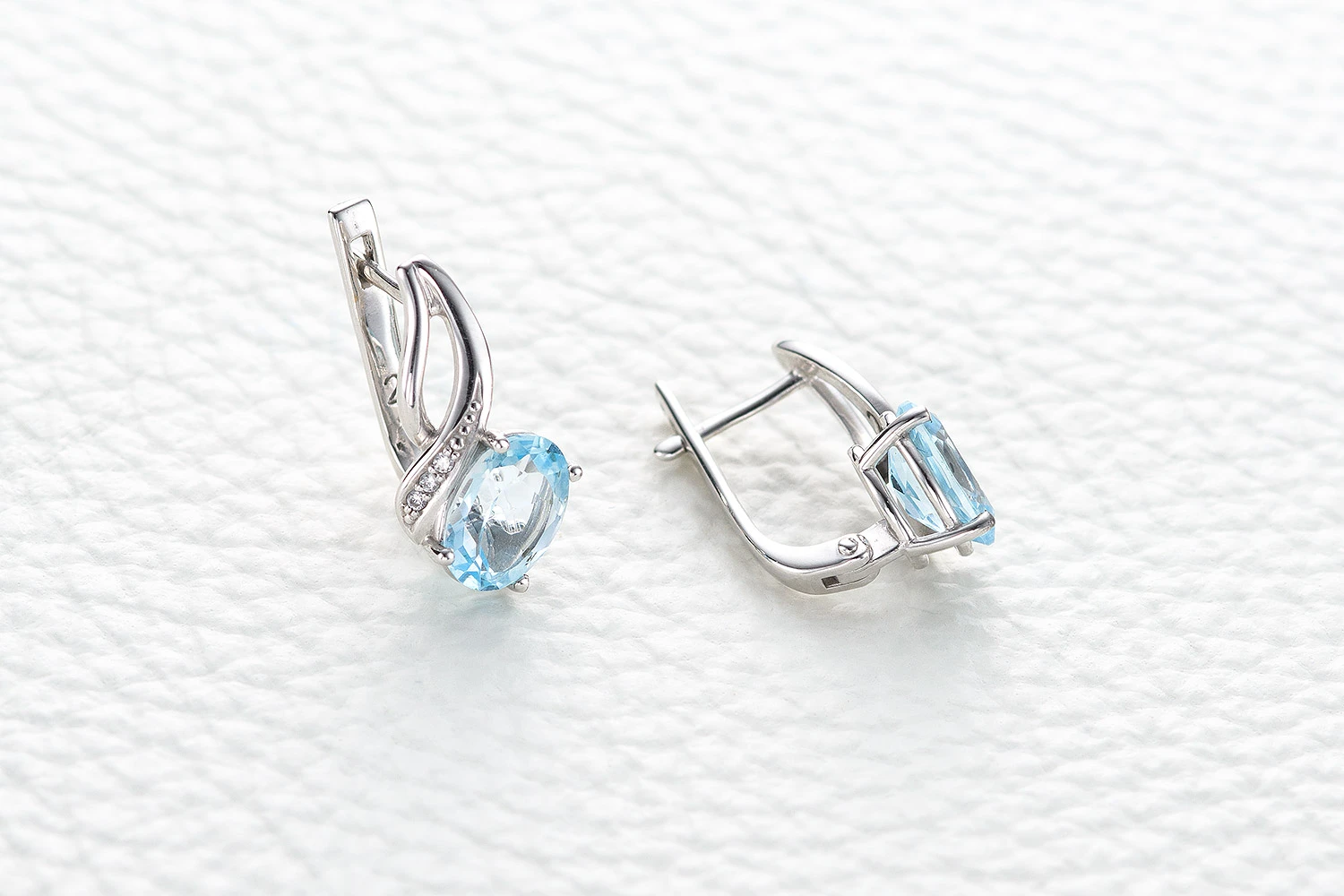 Серьги из белого золота с 8 топазами sky