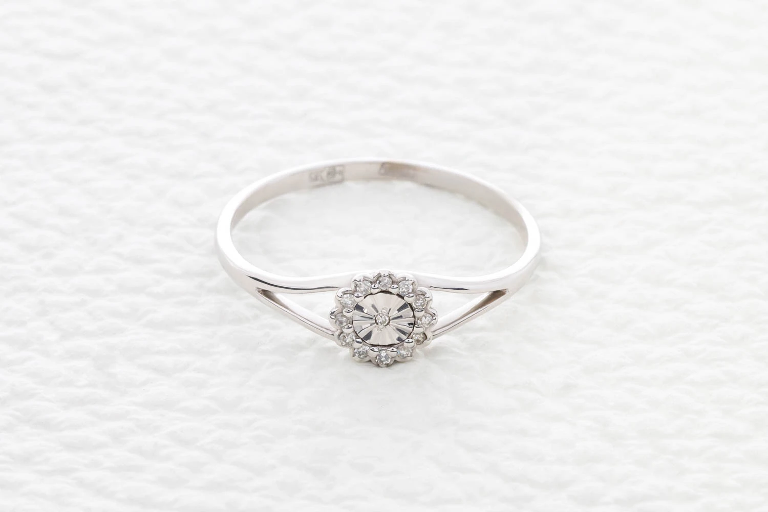 Кольцо Цветок из белого золота с 13 бриллиантами