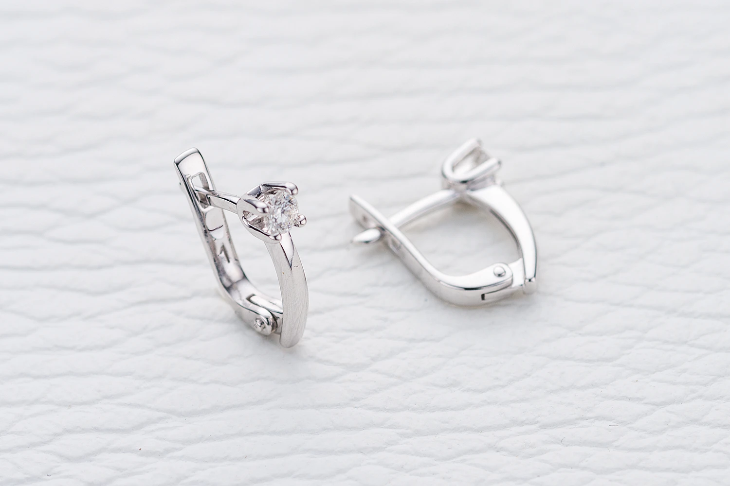 Серьги из белого золота с 2 бриллиантами