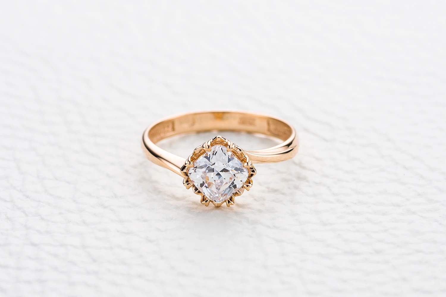 Кольцо из красного золота с кристаллом swarovski