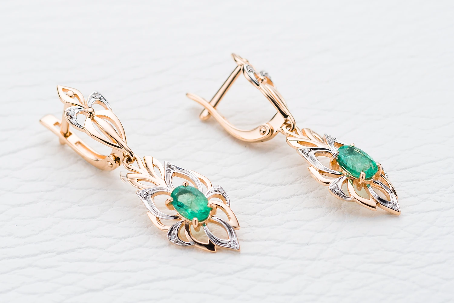 Серьги из красного золота с 2 изумрудами и 14 бриллиантами