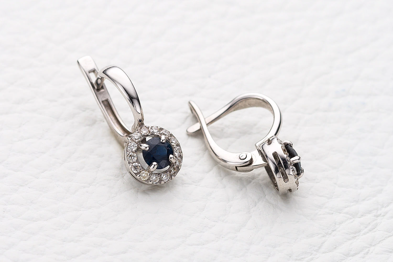 Серьги из белого золота с 2 сапфирами и 28 бриллиантами