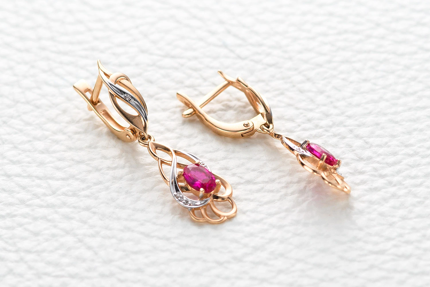 Серьги из красного золота с 2 корундами и 12 бриллиантами