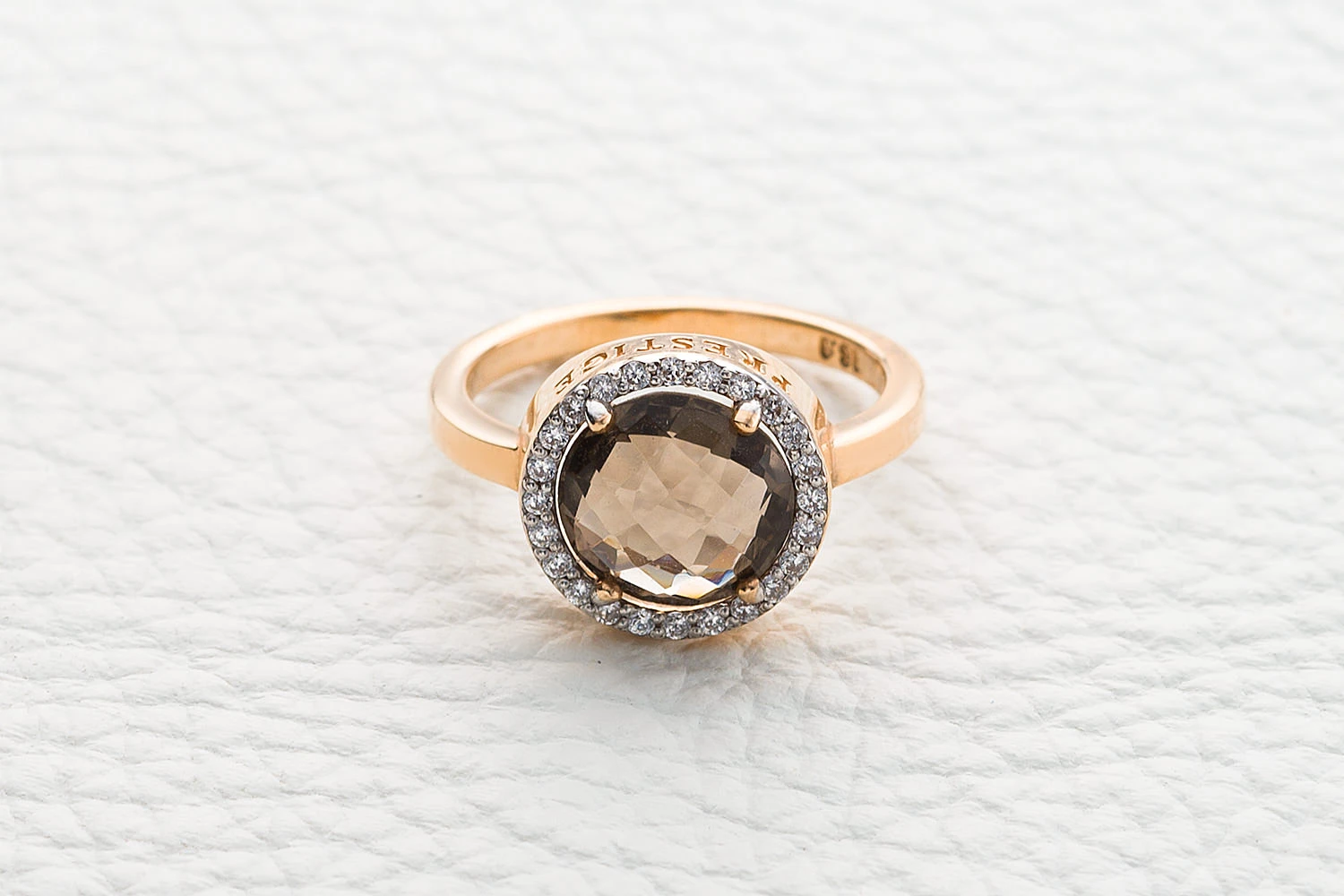 Кольцо из красного золота с раухтопазом и 24 фианитами