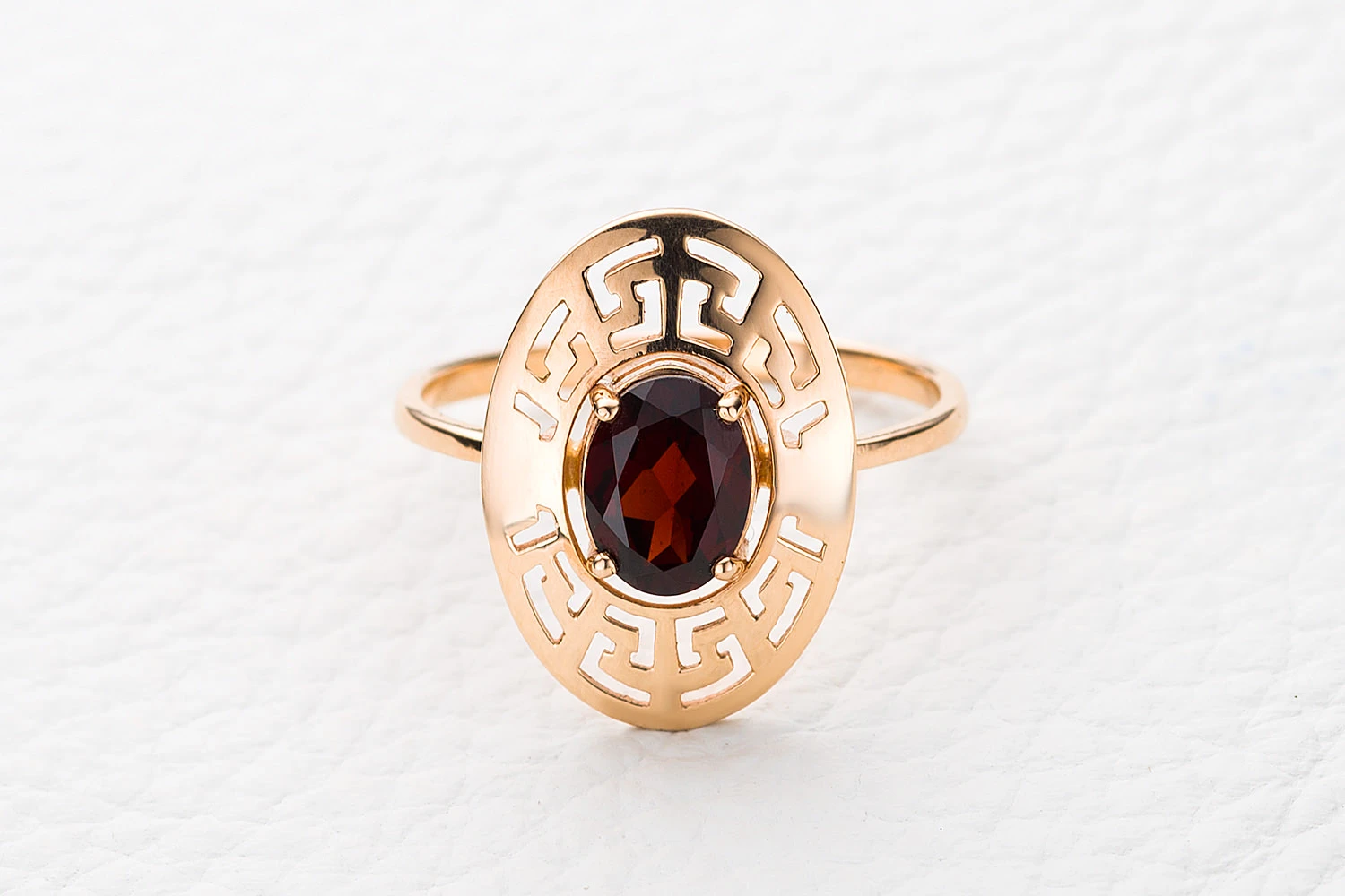 Кольцо Круг из красного золота с гранатом