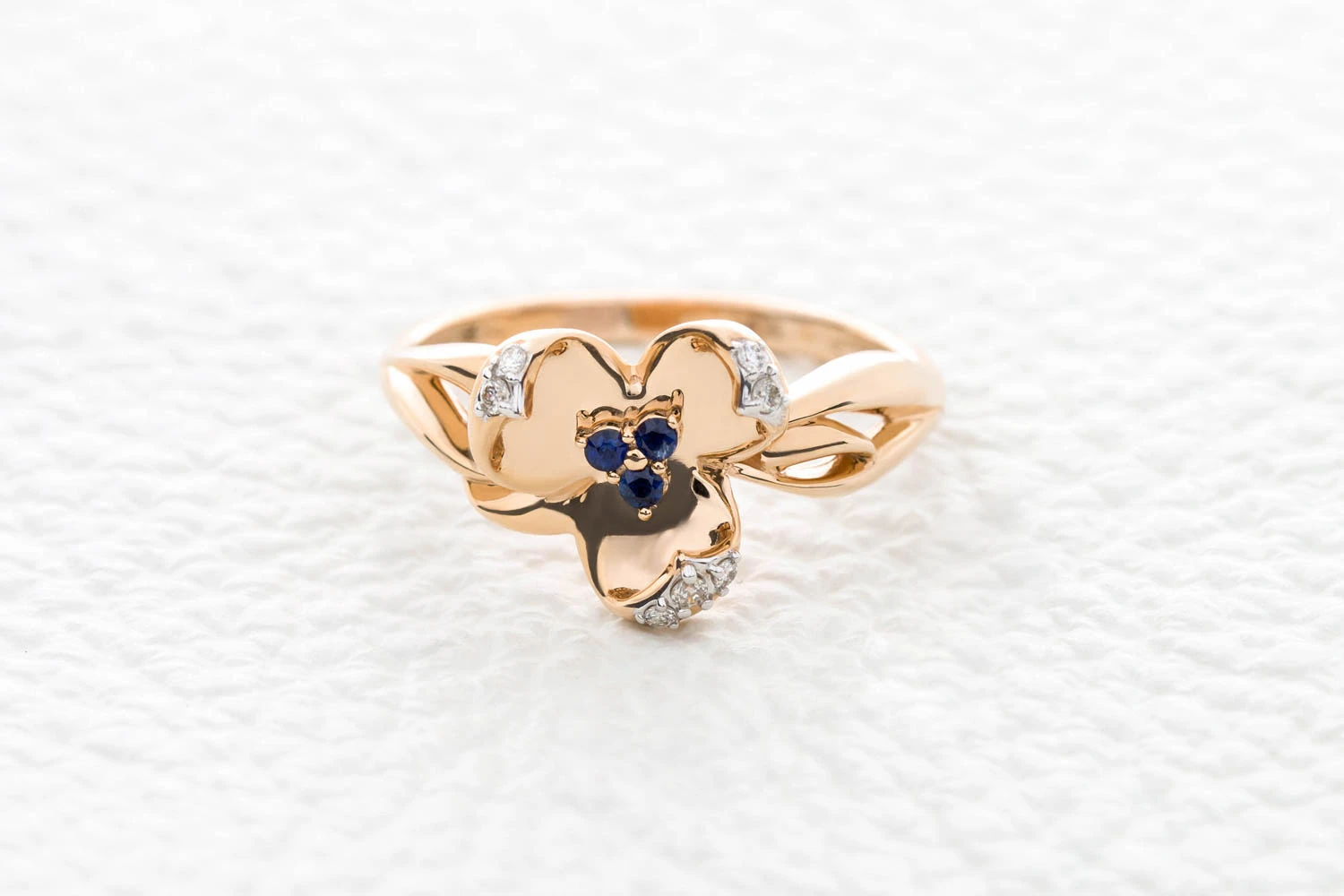 Кольцо Цветок из красного золота с 3 сапфирами и 7 бриллиантами