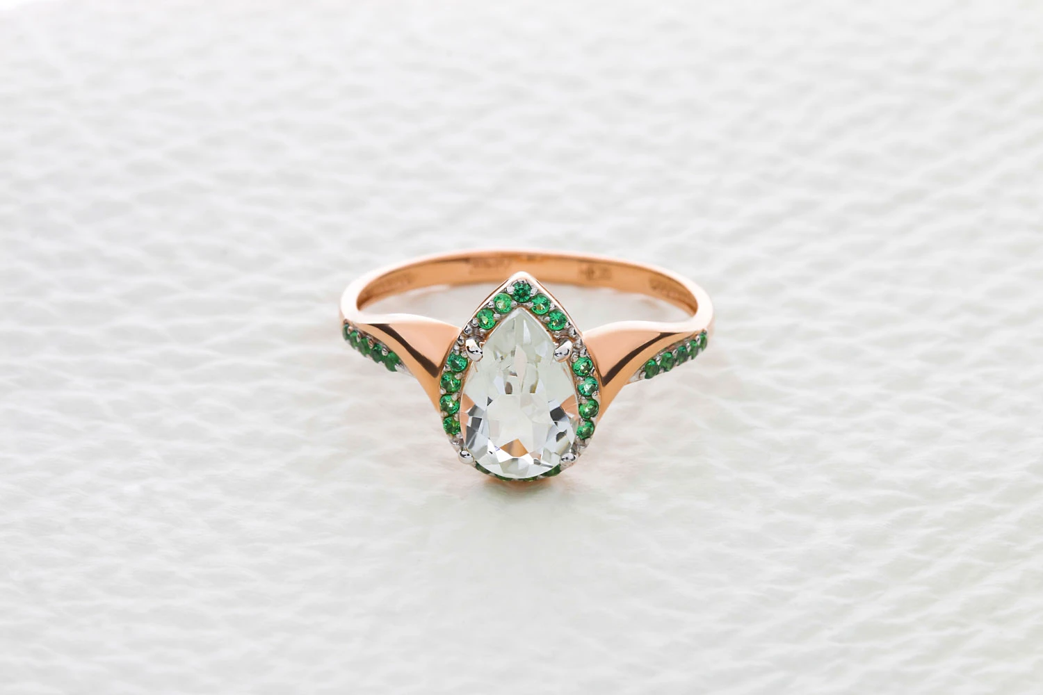 Кольцо из красного золота с празиолитом и 27 фианитами