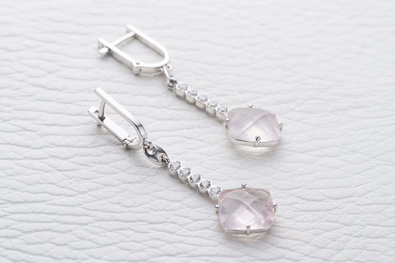 Серьги из белого золота с 2 кварцами и 10 фианитами