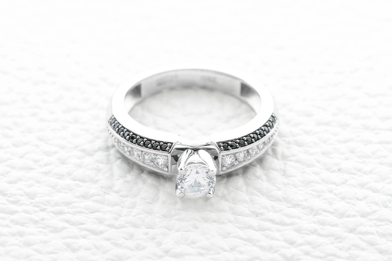 Кольцо из белого золота с кристаллом swarovski и 46 фианитами