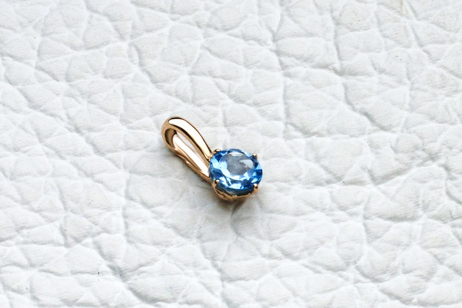 Подвеска из красного золота с топазом swiss