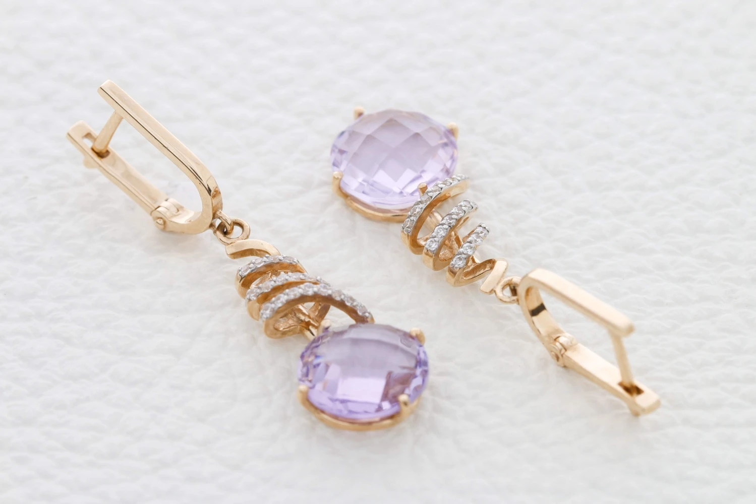Серьги из красного золота с 2 аметистами и 36 фианитами