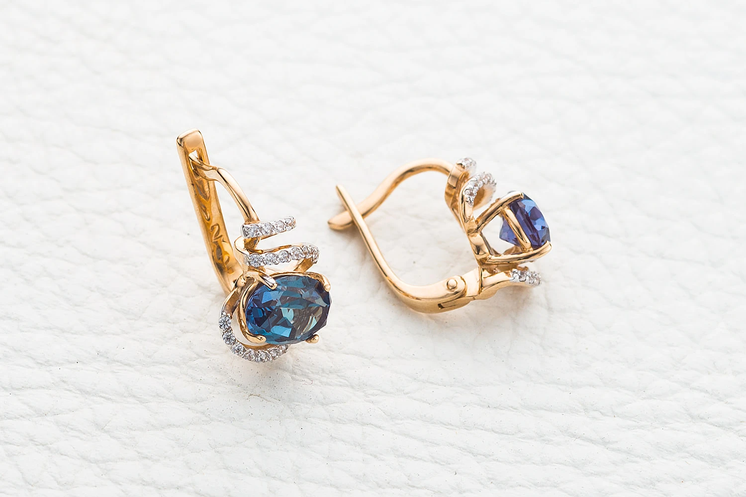 Серьги из красного золота с 2 александритами и 42 фианитами