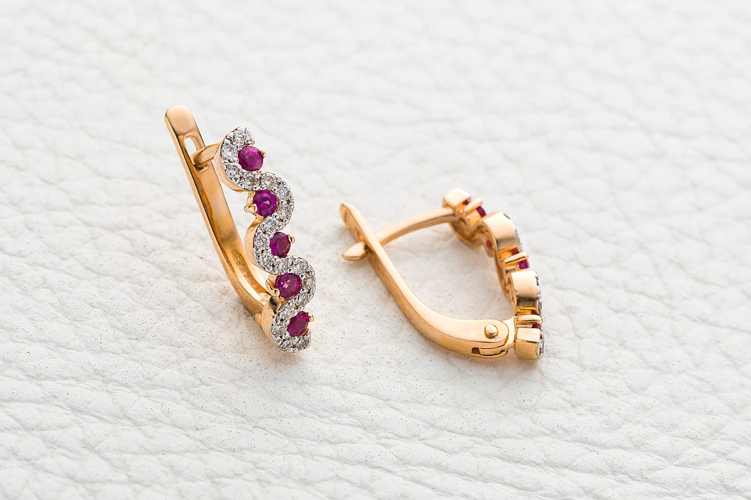Серьги Дорожки из красного золота с 10 рубинами и 36 бриллиантами