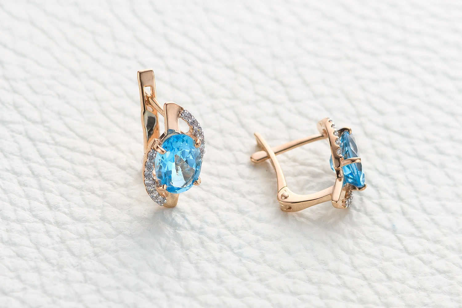 Серьги из красного золота с 2 топазами swiss и 28 фианитами