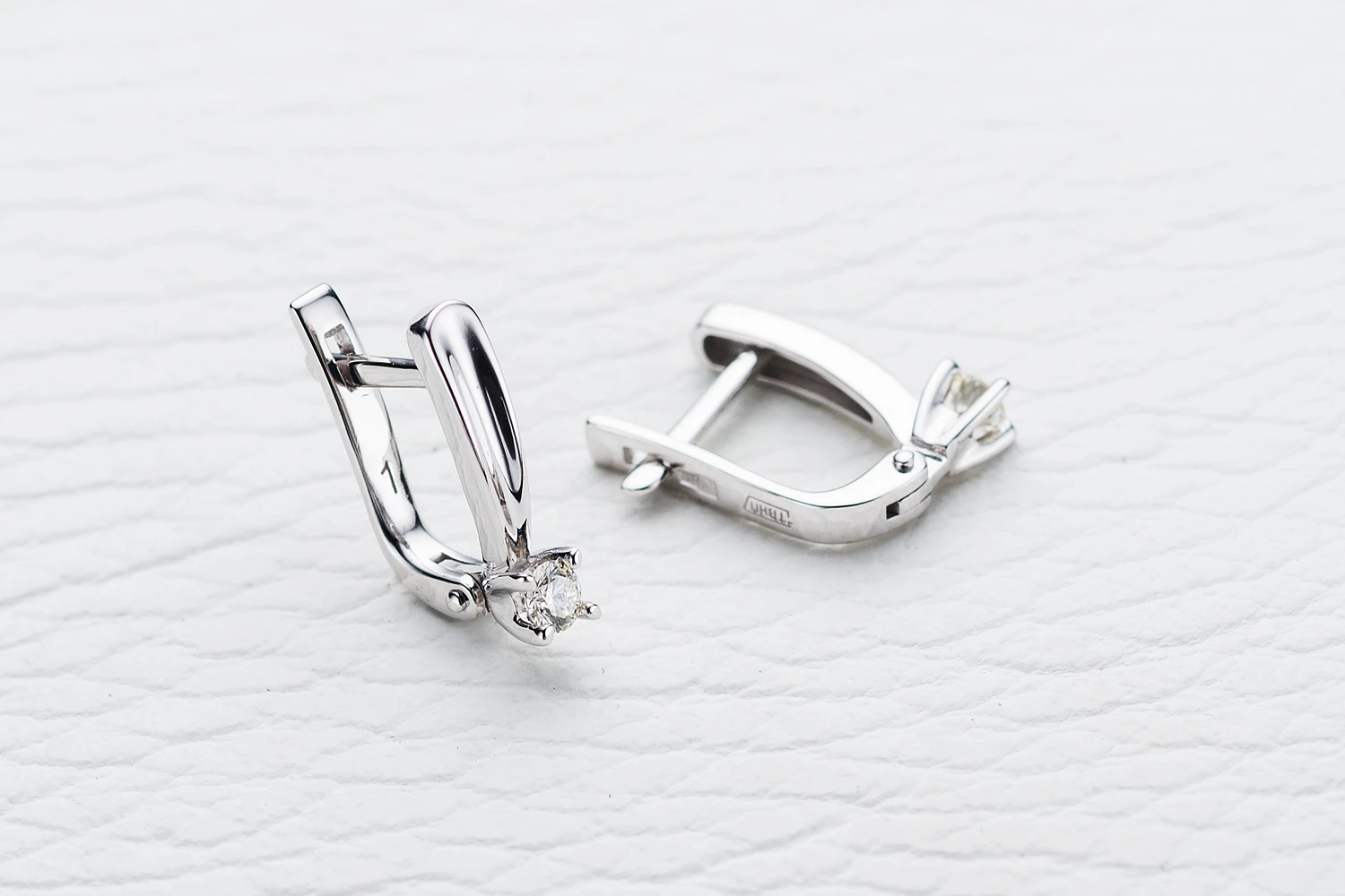 Серьги из белого золота с 2 бриллиантами