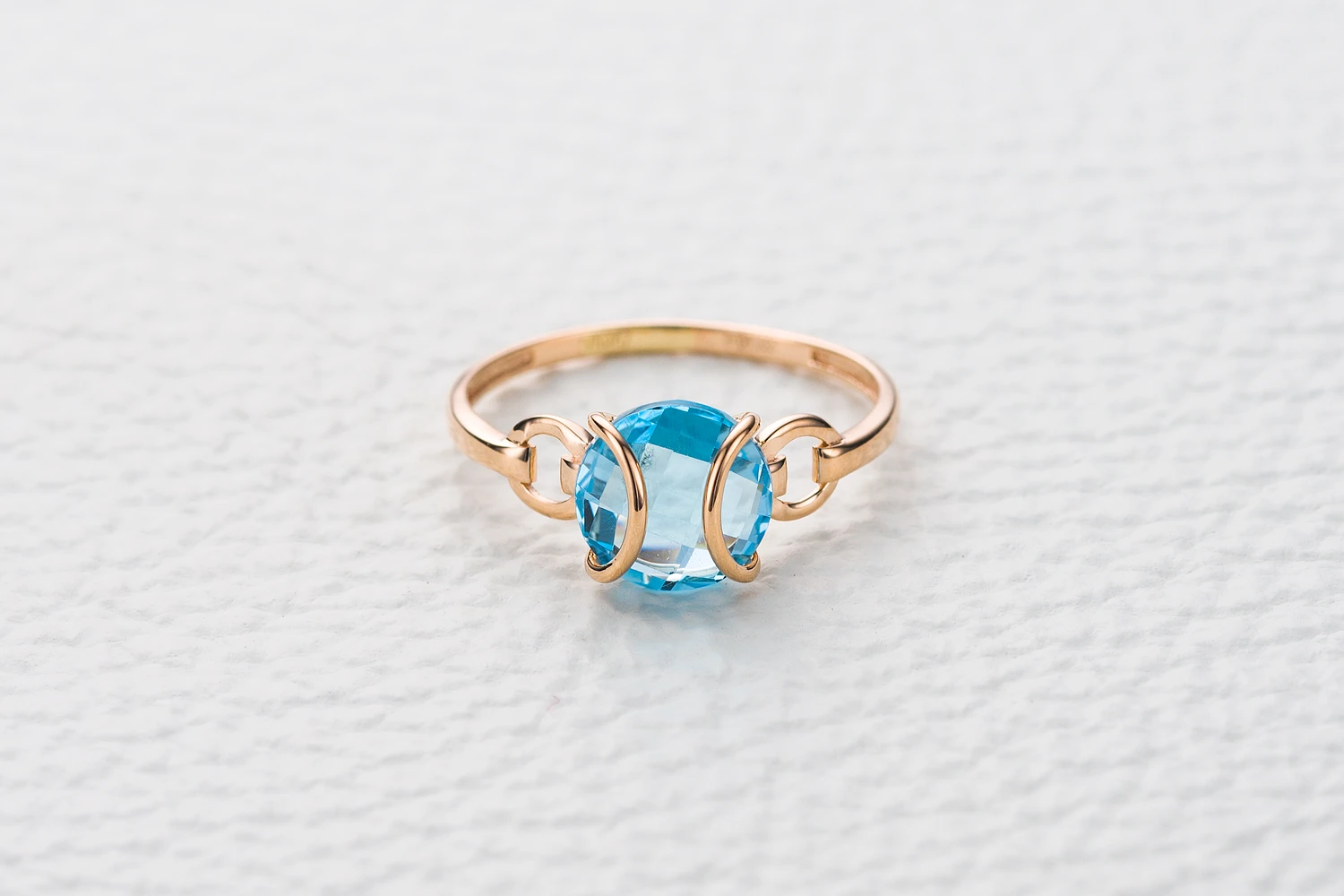 Кольцо из красного золота с топазом swiss