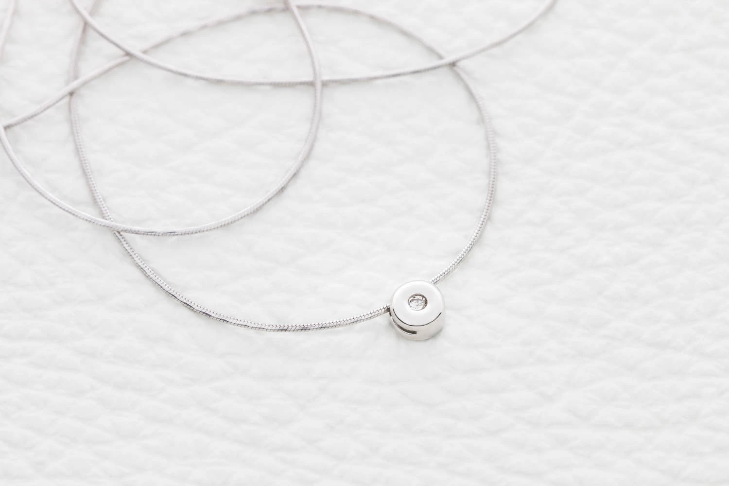 Колье из белого золота с бриллиантом