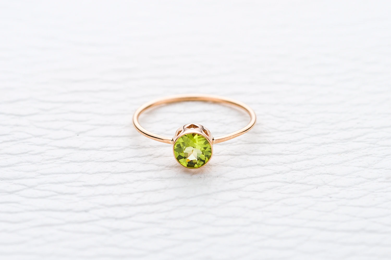 Кольцо из красного золота с хризолитом