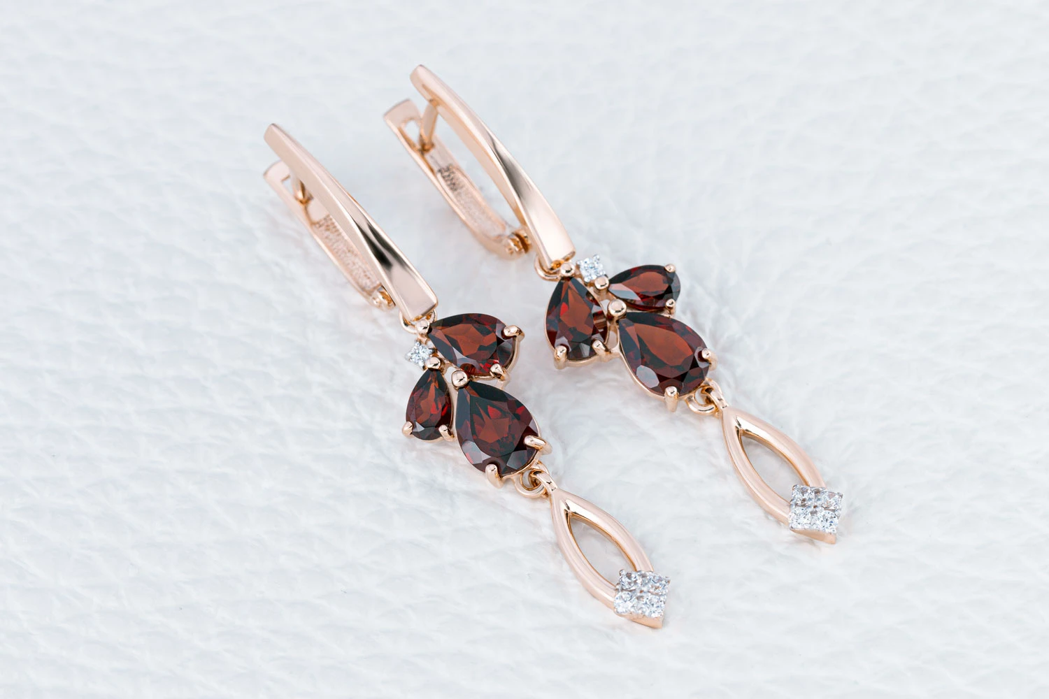 Серьги из красного золота с 6 гранатами и 8 фианитами