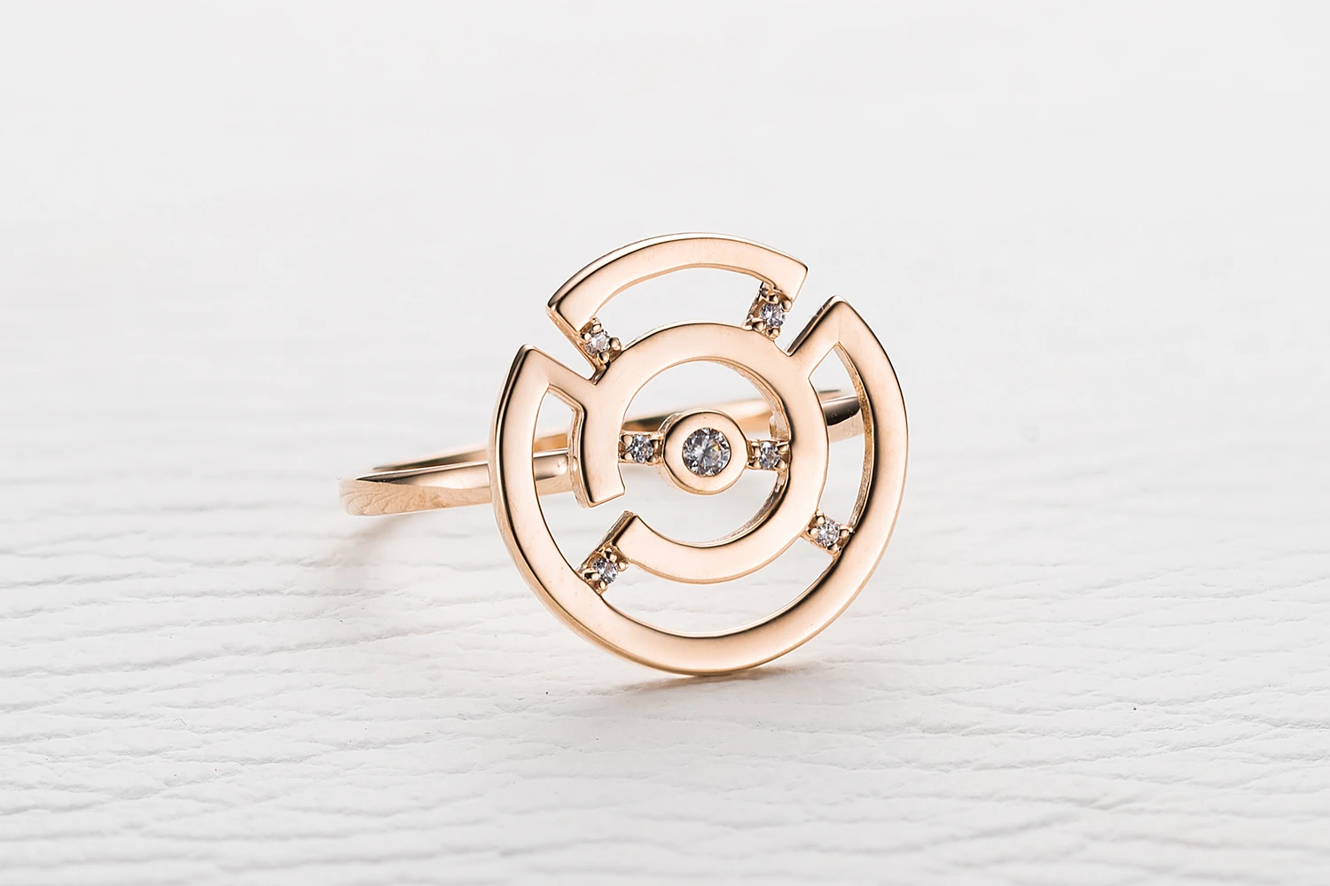 Кольцо Круг из красного золота с 7 фианитами