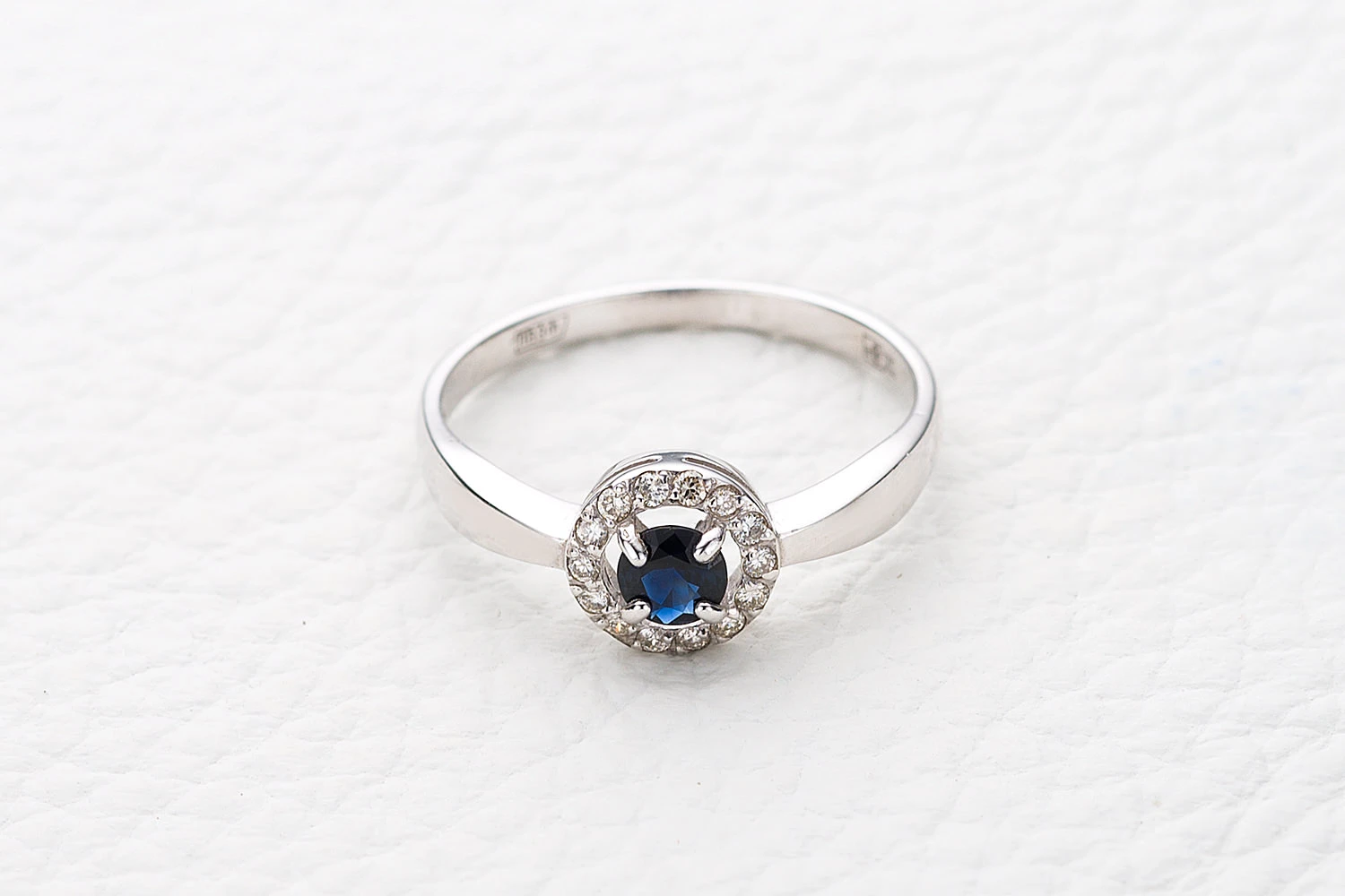 Кольцо из белого золота с сапфиром и 14 бриллиантами