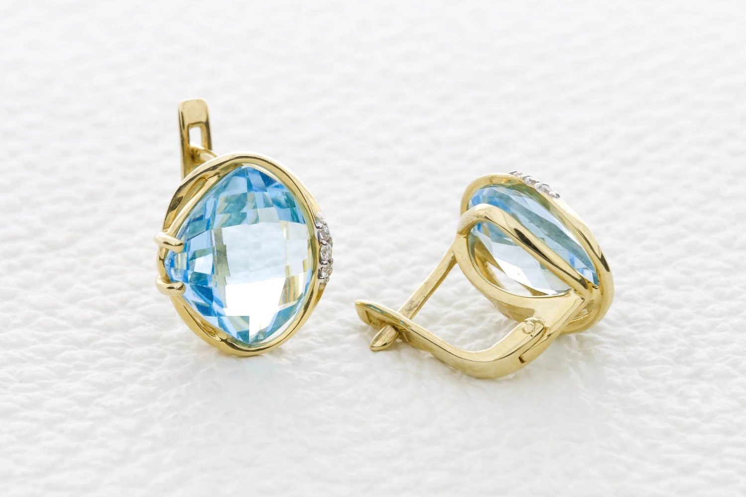 Серьги из жёлтого золота с 2 топазами sky и 6 фианитами