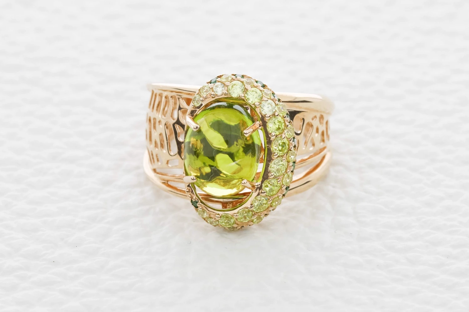 Кольцо из красного золота с кварцем и 37 фианитами