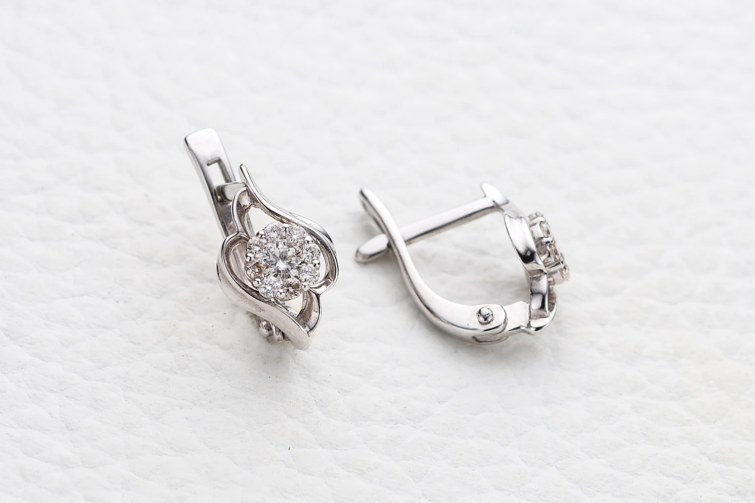 Серьги Цветы из белого золота с 18 бриллиантами