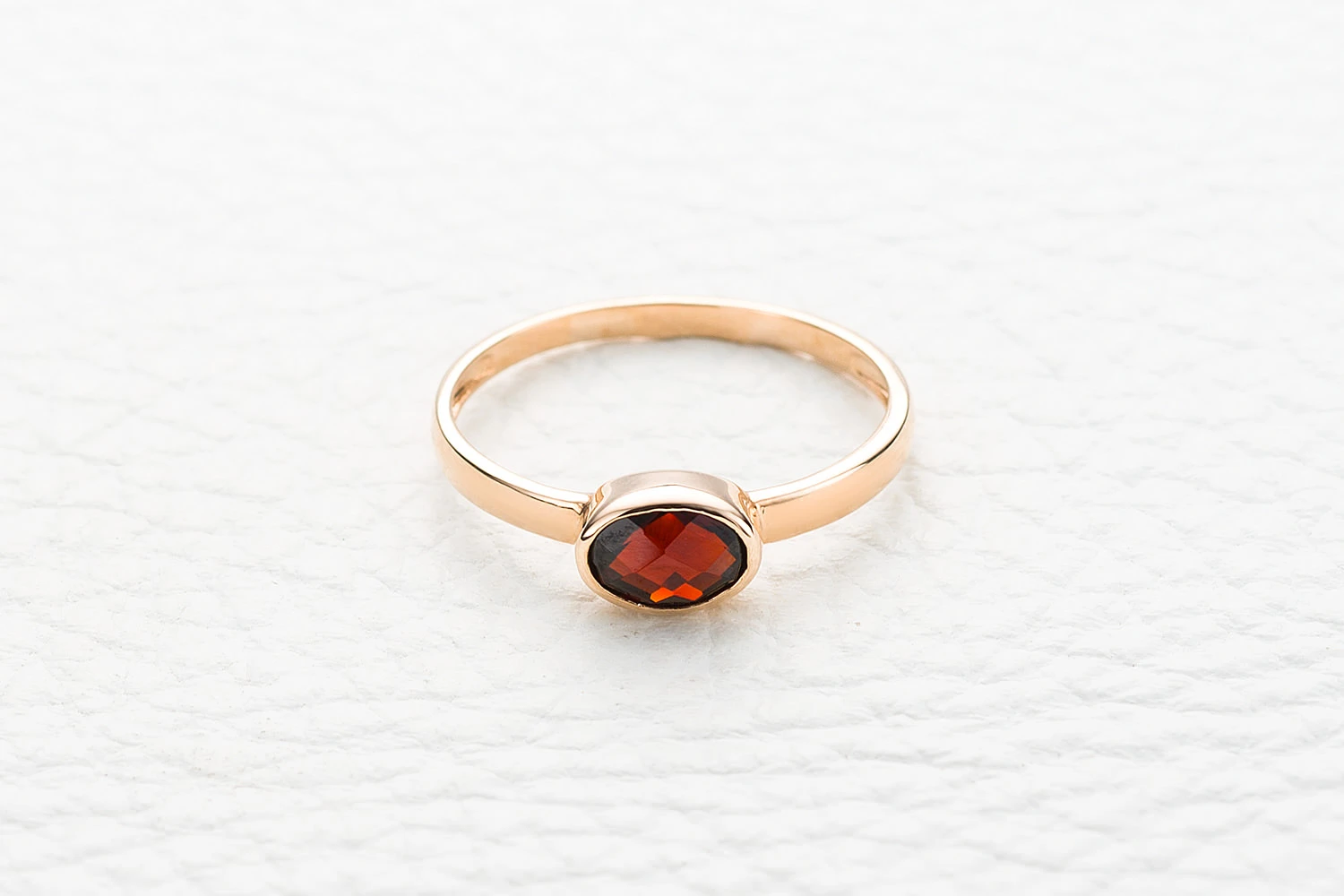 Кольцо из красного золота с гранатом