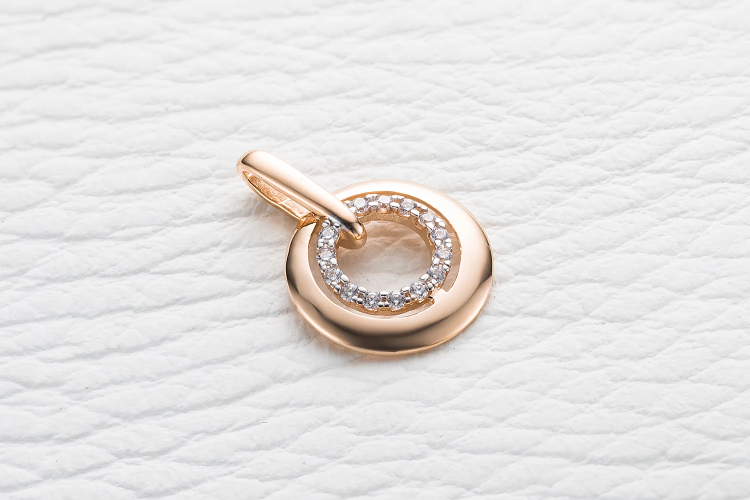 Подвеска Круг из красного золота с 70 фианитами
