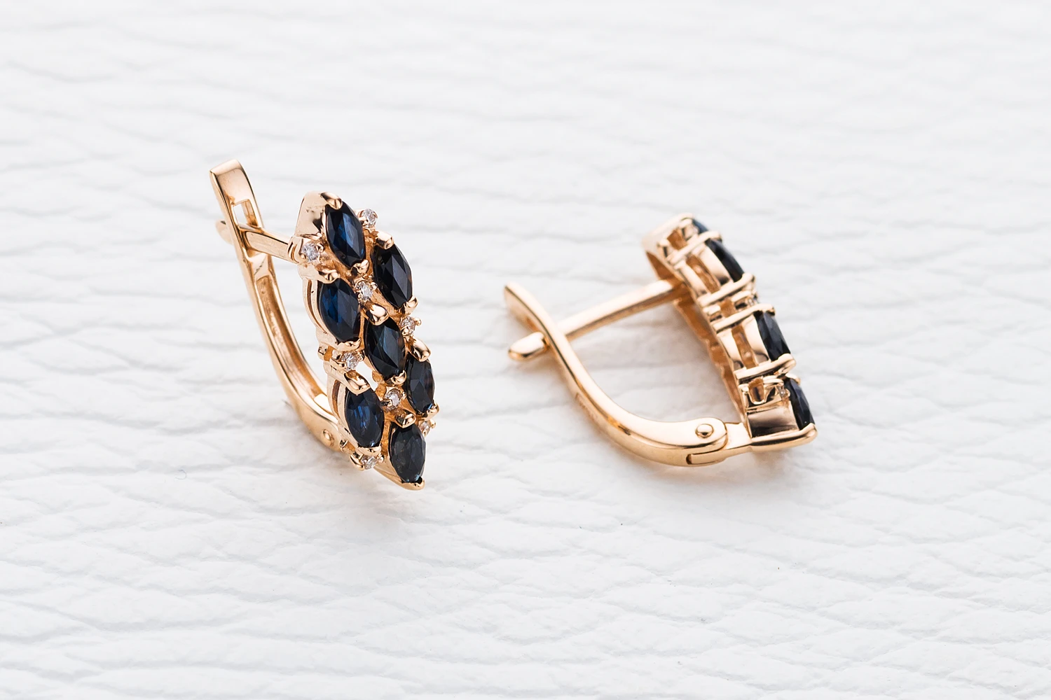 Серьги из красного золота с 14 сапфирами и 16 бриллиантами