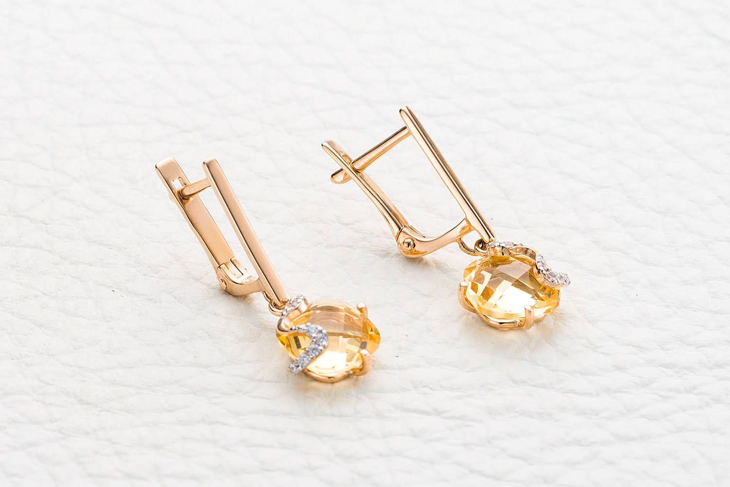 Серьги из красного золота с 2 цитринами и 14 фианитами
